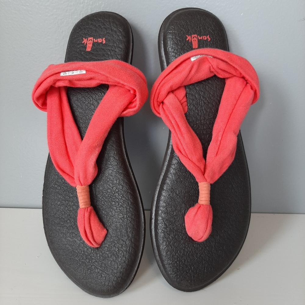 Sanuk thong sandals Size 9